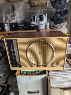 Radios  1951 Zenith AM-FM MODEL