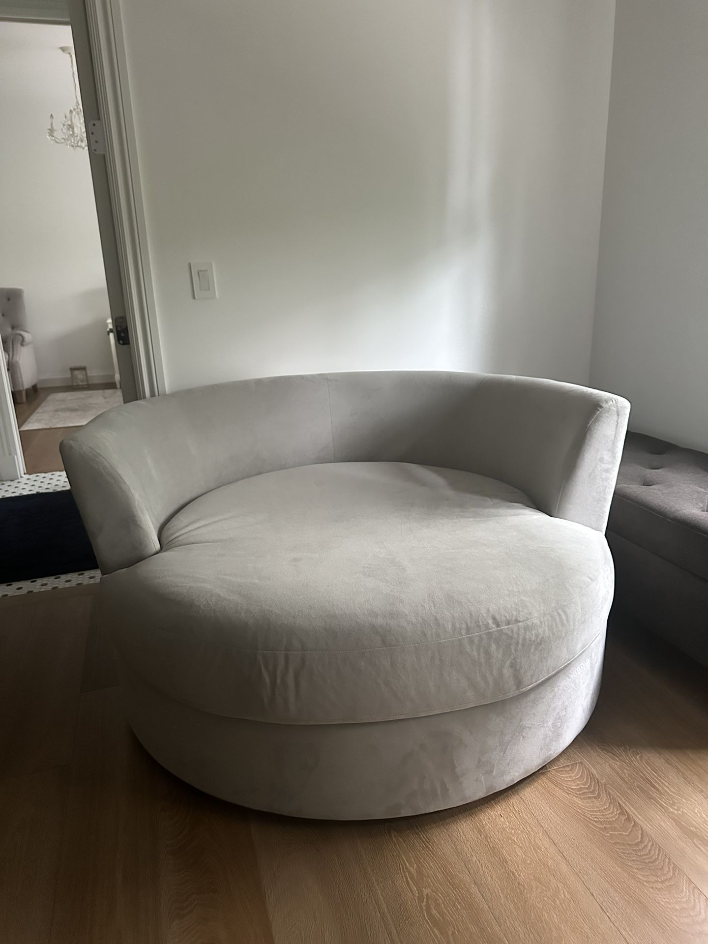Round Swivel Deep Chair From Z gallery