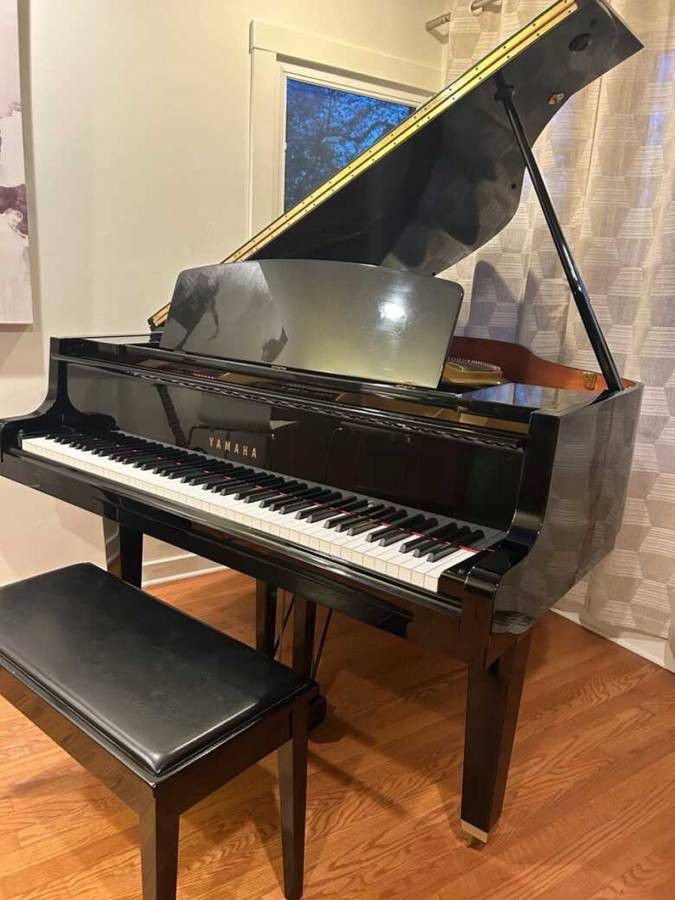 Yamaha baby grand piano in mint condition