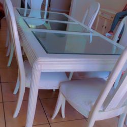 Dining Room Table Comes With 6 Chairs It In Good Condition 