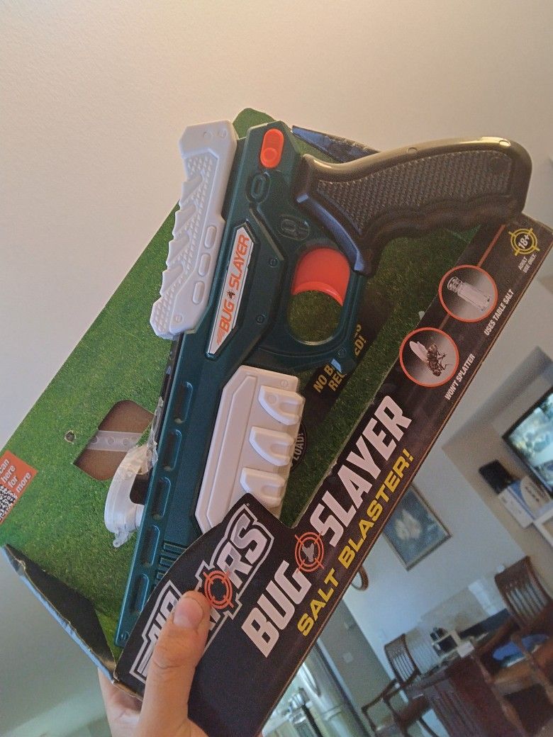 Salt Gun  for Walking Down Flys, Roaches or Spiders 