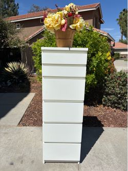 White 6 Drawer Modern Dresser Chest of Drawers Vanity Furniture Great Condition
