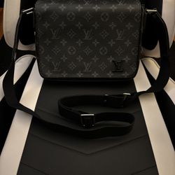 LOUIS VUITTON District PM bag