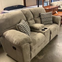 Recliner loveseat 699