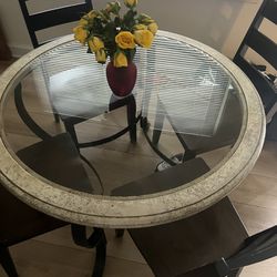 Dinning Room Table And 4 Chairs 