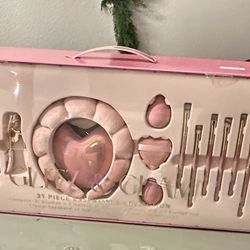 31 Piece Glitz & Glam Makeup Brush Set * Firm Read Description *