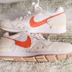 Nike Venture Runner White Orange Beige Mesh Suede Low Top Athletic Sneaker