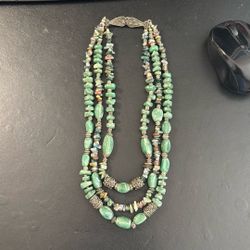A MULTI-STRAND BEADED NECKLACE 
