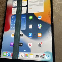 iPad Air 3rd 256gb Damage Screen And LCD. Fully Functional 