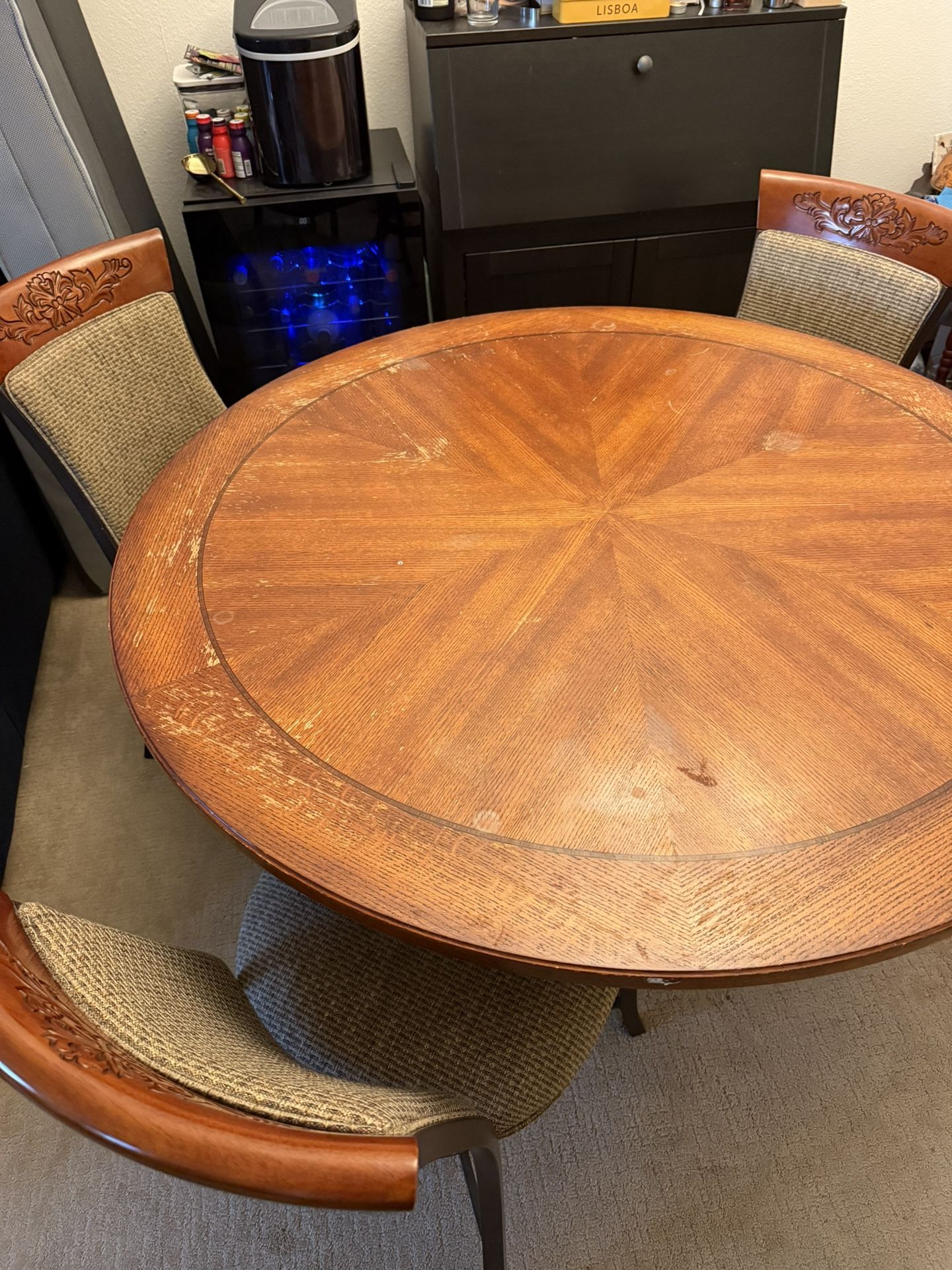 Dining table with 4 Chairs 