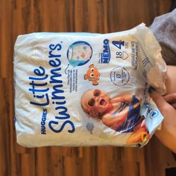 13 Lil Swimmer Diapers Sz 4