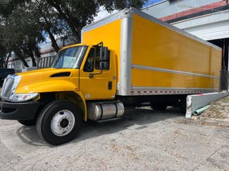 International box truck 26ft Cummins engine