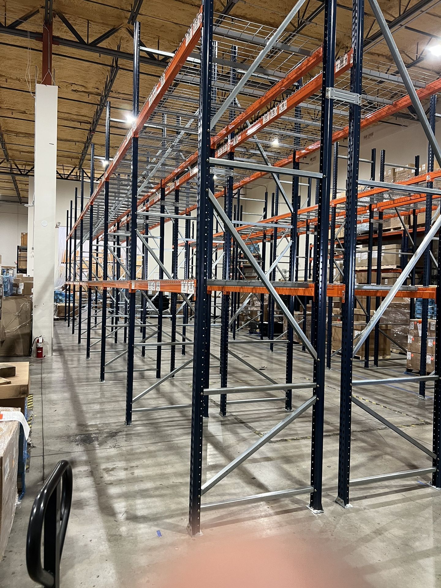 Teardrop Pallet Racks Beams Uprights Wire Decks Industrial Forklifts