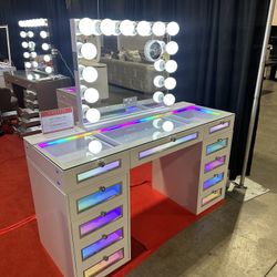 White Vanity Set With Lights In Drawers