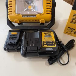 Dewalt 12V/20V Max Compact Task Light Kit