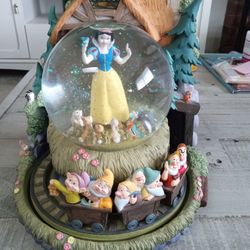 Disney Snow White Musical Snow Globe