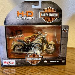 Brand New Maisto 1.8 Harley Davidson 2005 Softail Springer Classic 