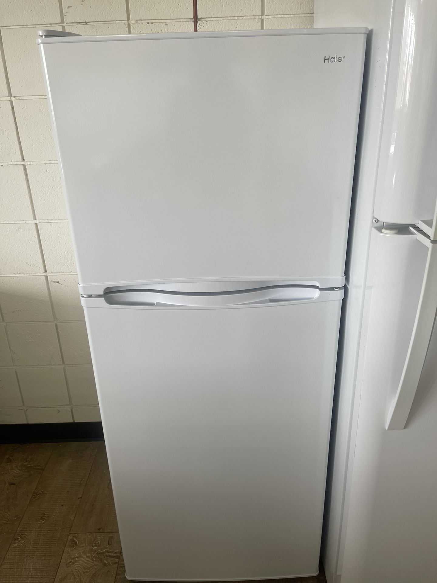 5ft Tall 24’’inch Wide White Haier 9.8 Cuft Refrigerator In Excellent Working Condition