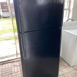 HAS ICE MAKER ! 21 CU.FT. PERFECT RUNNING BLACK  FRIDGE. RUNS LIKE BRAND NEW! BEEN CLEAN IN & OUT. SMELLS CLEAN & FRESH. EASY ACCESSABLE! ILL HELP LOA