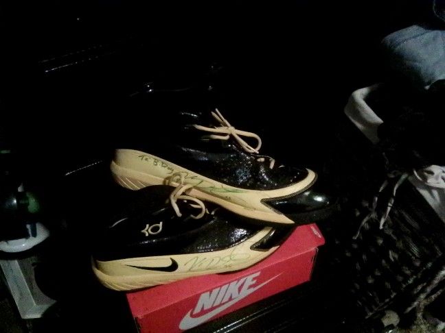 Official Signature Signed Shoes By Kevin Durant!