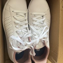 K-Swiss Women's Base Court Sneaker_Like New