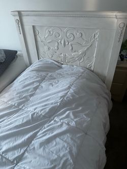 Beautiful Twin size bed xl