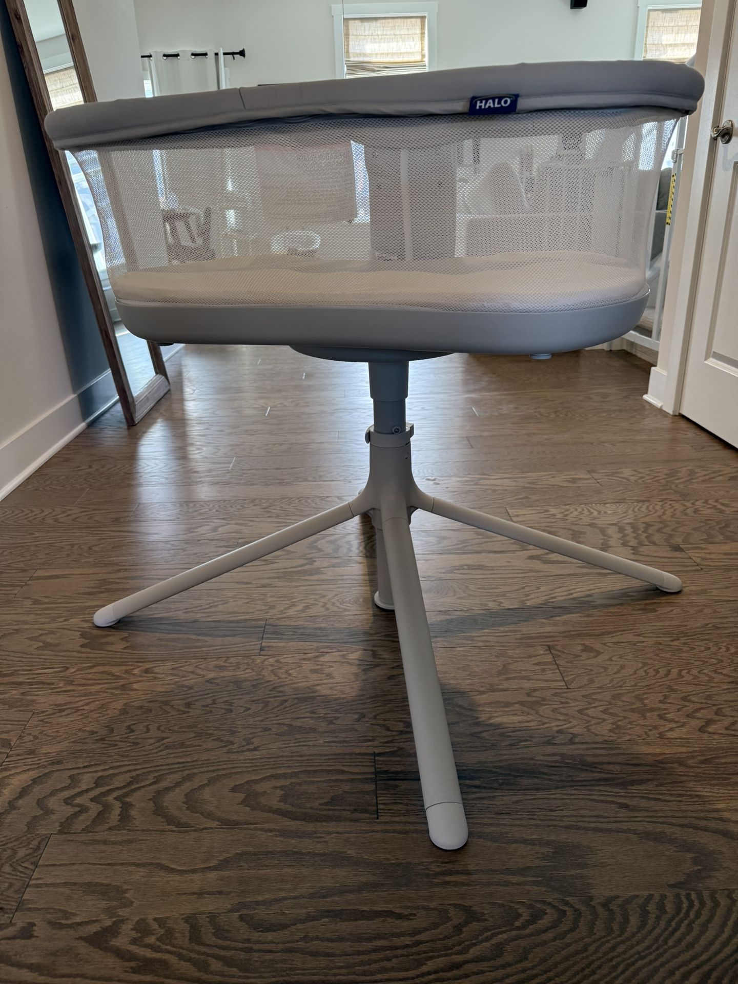 Halo BassiNest Swivel Sleeper - Solid Grey