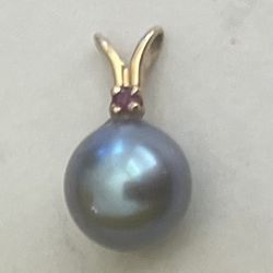 Vintage 14K Gold 8.5mm Grey Akoya Pearl Solitaire Pendant with Ruby Accent