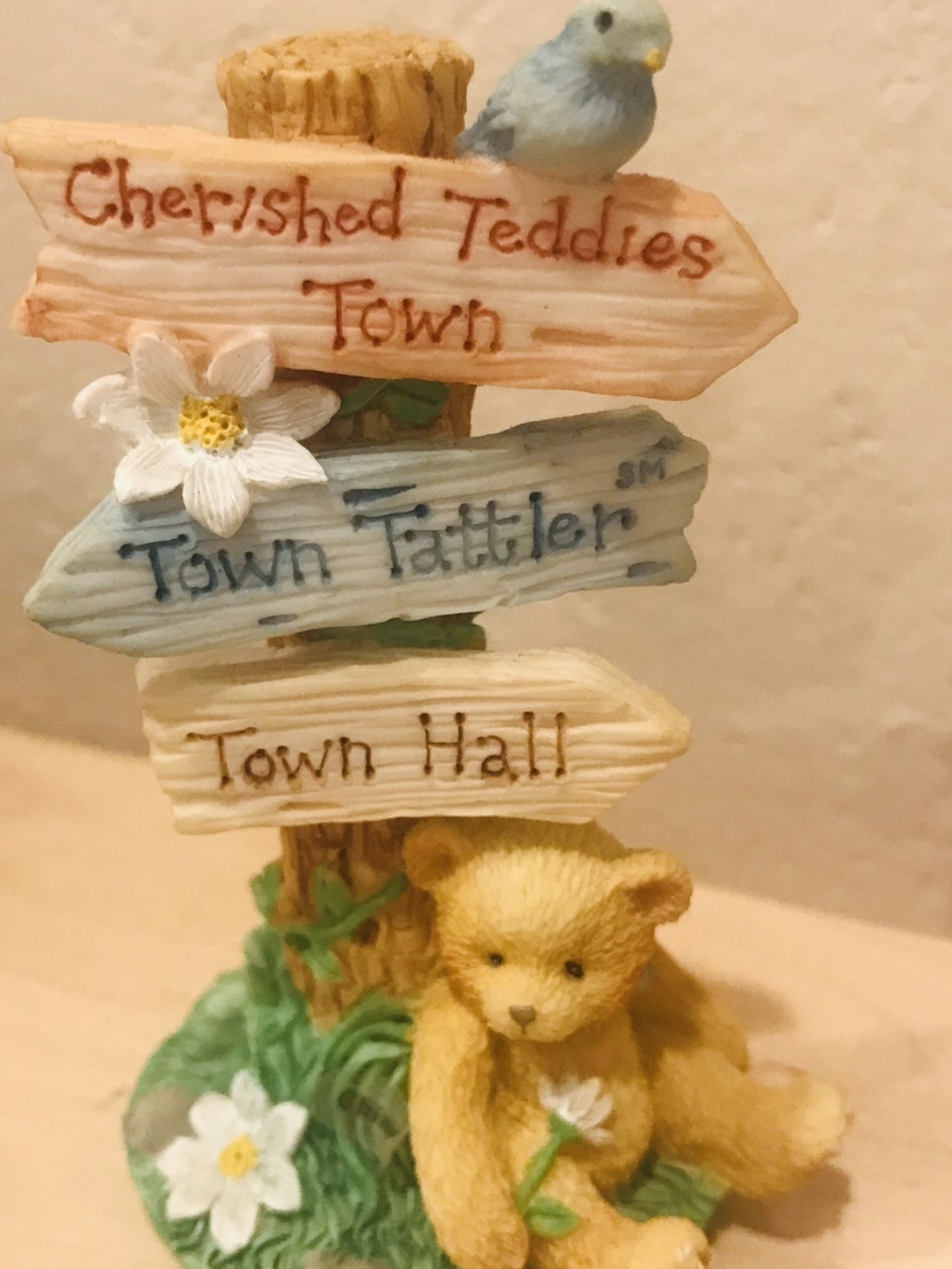 Enesco 1995 CHERISHED TEDDIES Town Tattler Signage Figurine CRT109 3.5" Tall