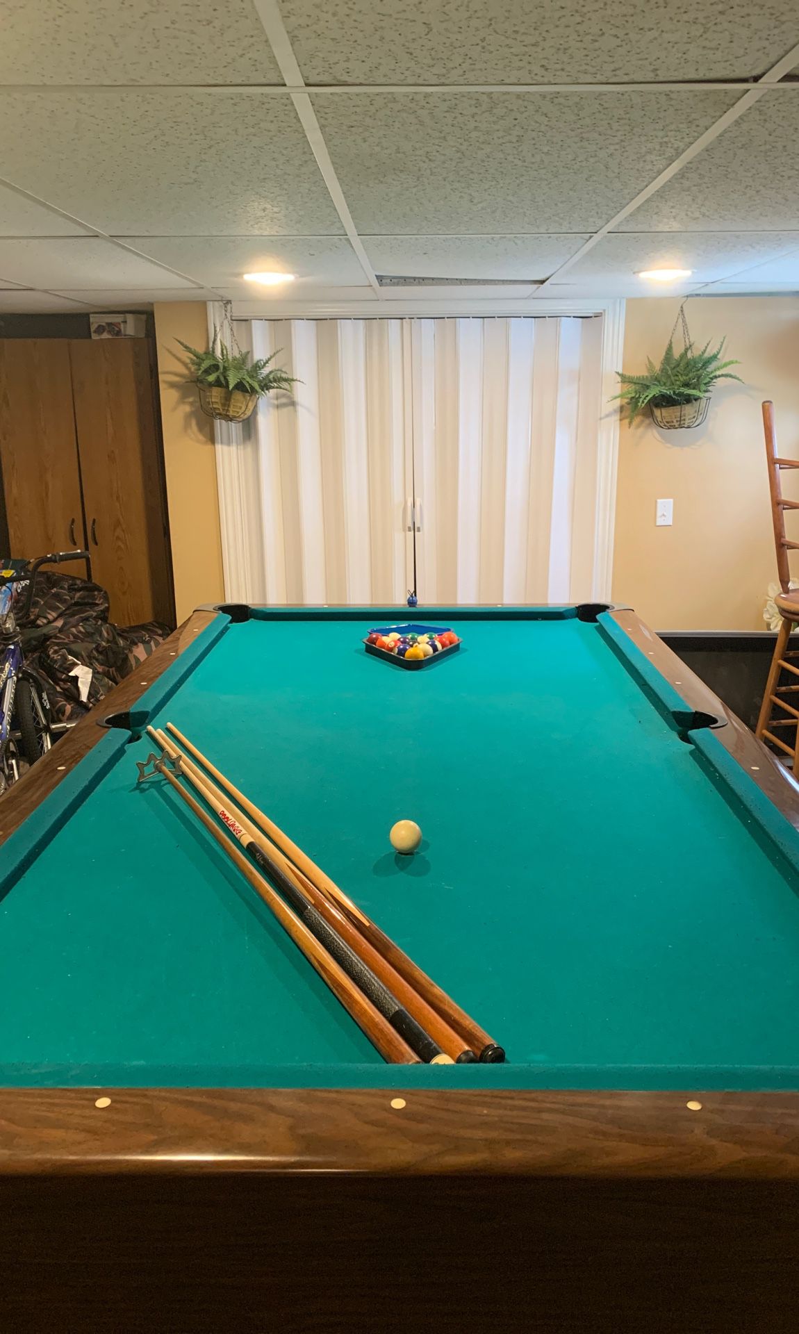 9’ Pool Table & Accessories