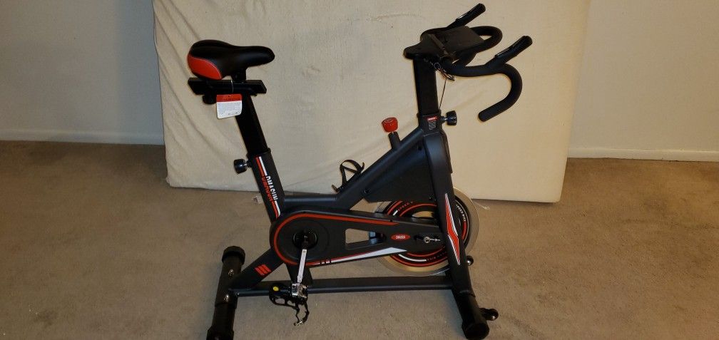 The exercise bike offers two interchangeable seats: a traditional bicycle seat and a square-shaped bicycle seat.