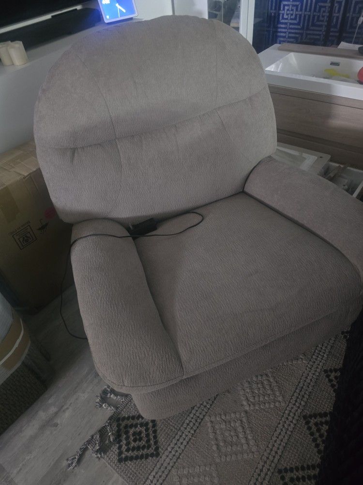 Oversized Rocker Recliner that swivels