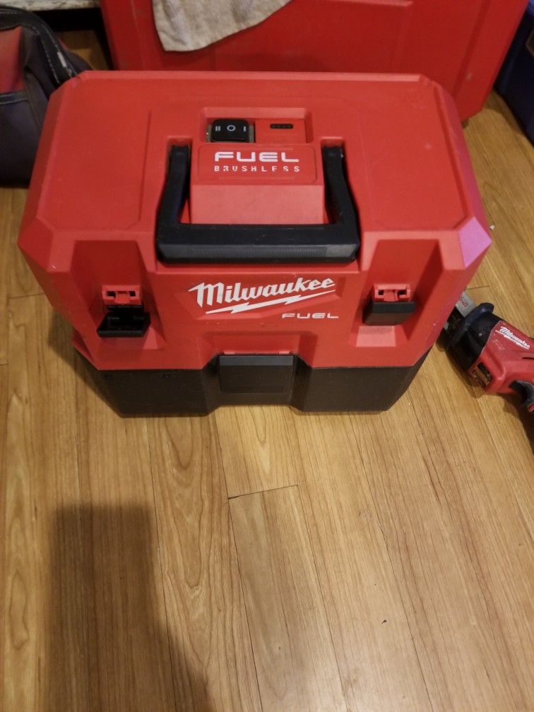 Milwaukee vacuum and hacksaw