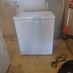 Frigidaire 5.0 Cu.Ft' Chest Freezer (Model FFFC05M2UW)