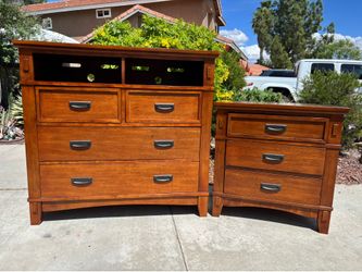 Wood Dresser Chest of Drawers and Nightstand Furniture Set Excellent Condition