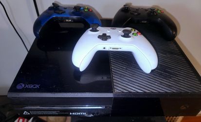 Xbox1  With 3 Controllers, Includes MORTAL KOMBAT 11.