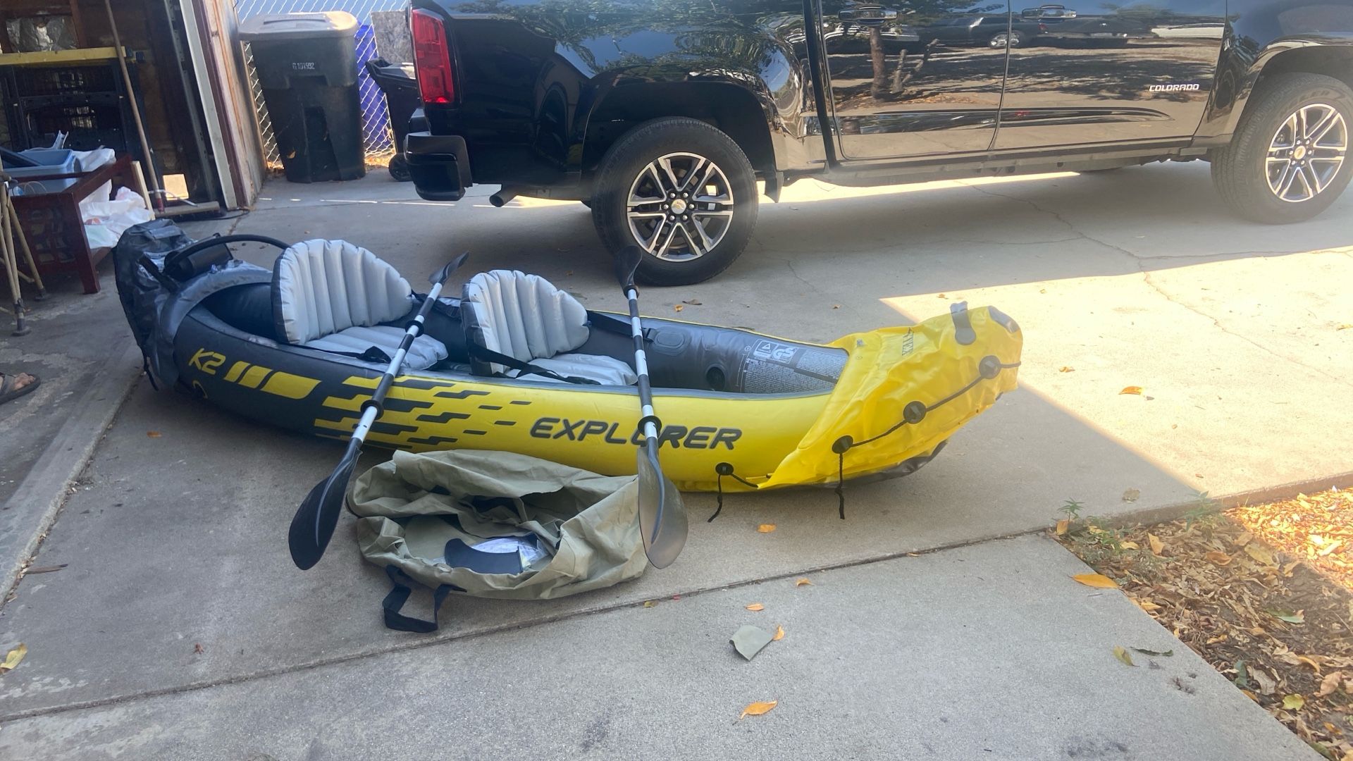 K2 EXPLORER iNFLATABLE KAYAK With 2 Aluminum Oars And Pump