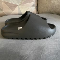 Yeezy slides Size 9