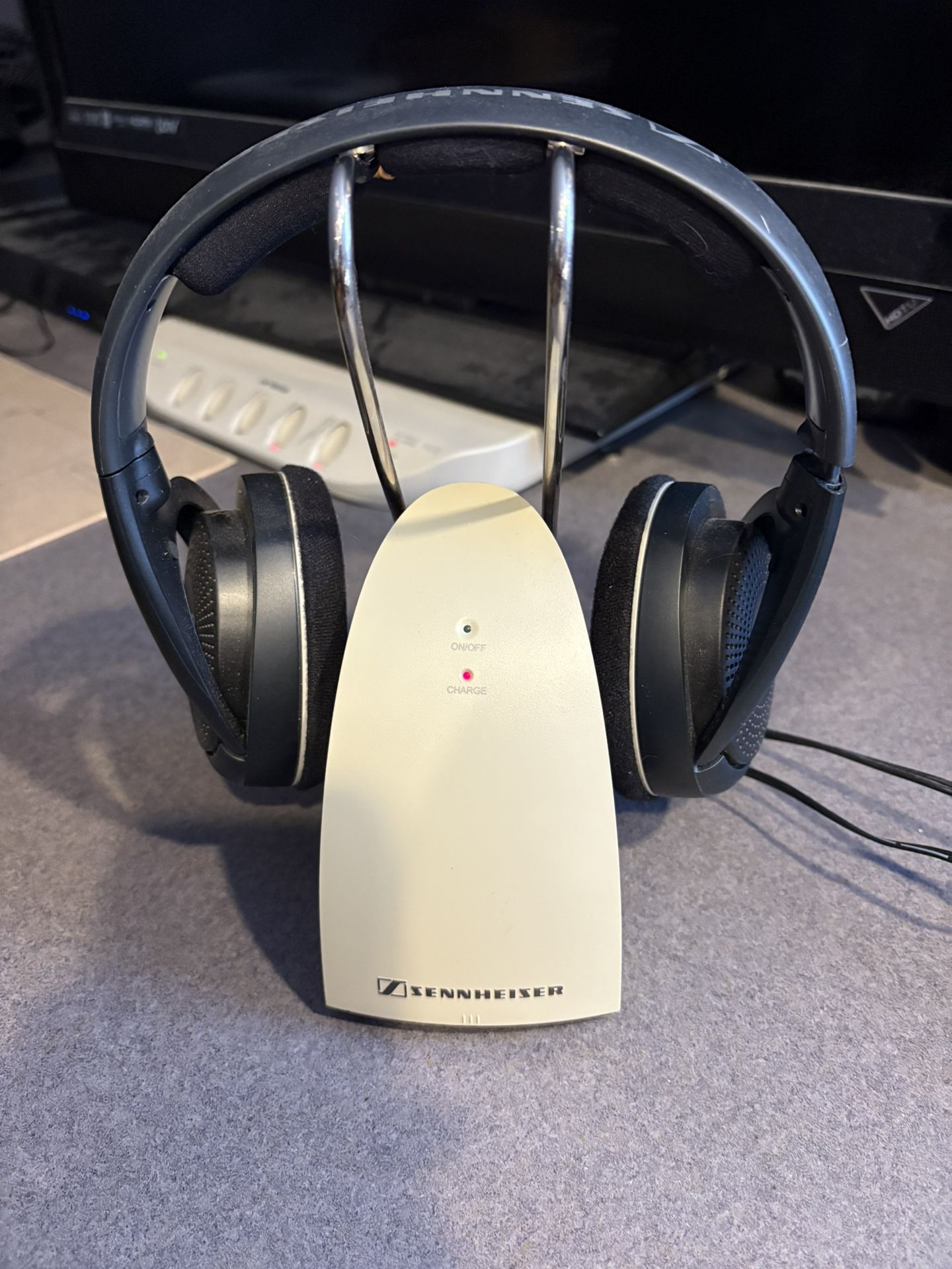 Sennheiser Wireless Headphones With Transmitter /charging Base Unit
