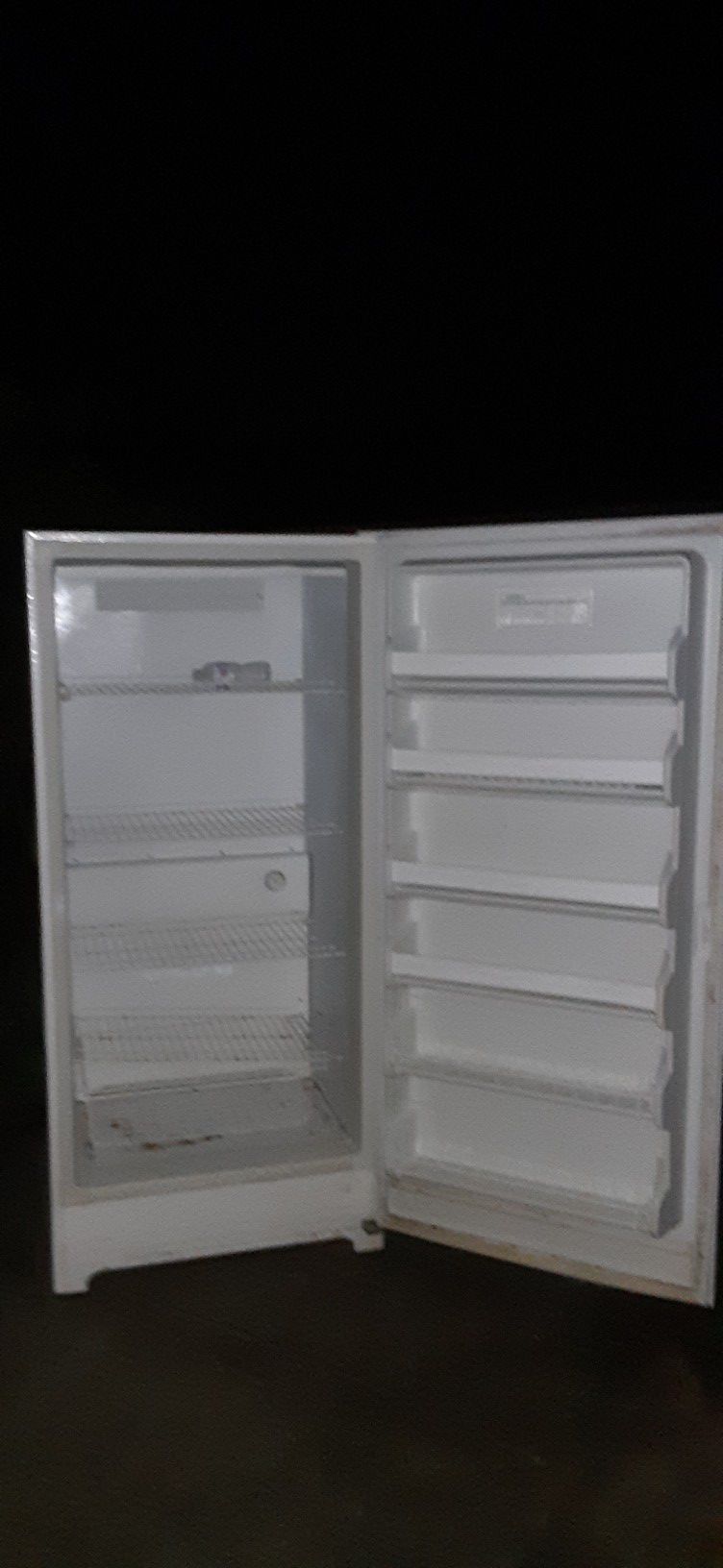 Full size stand-up freezer