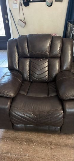 Single reclining couch