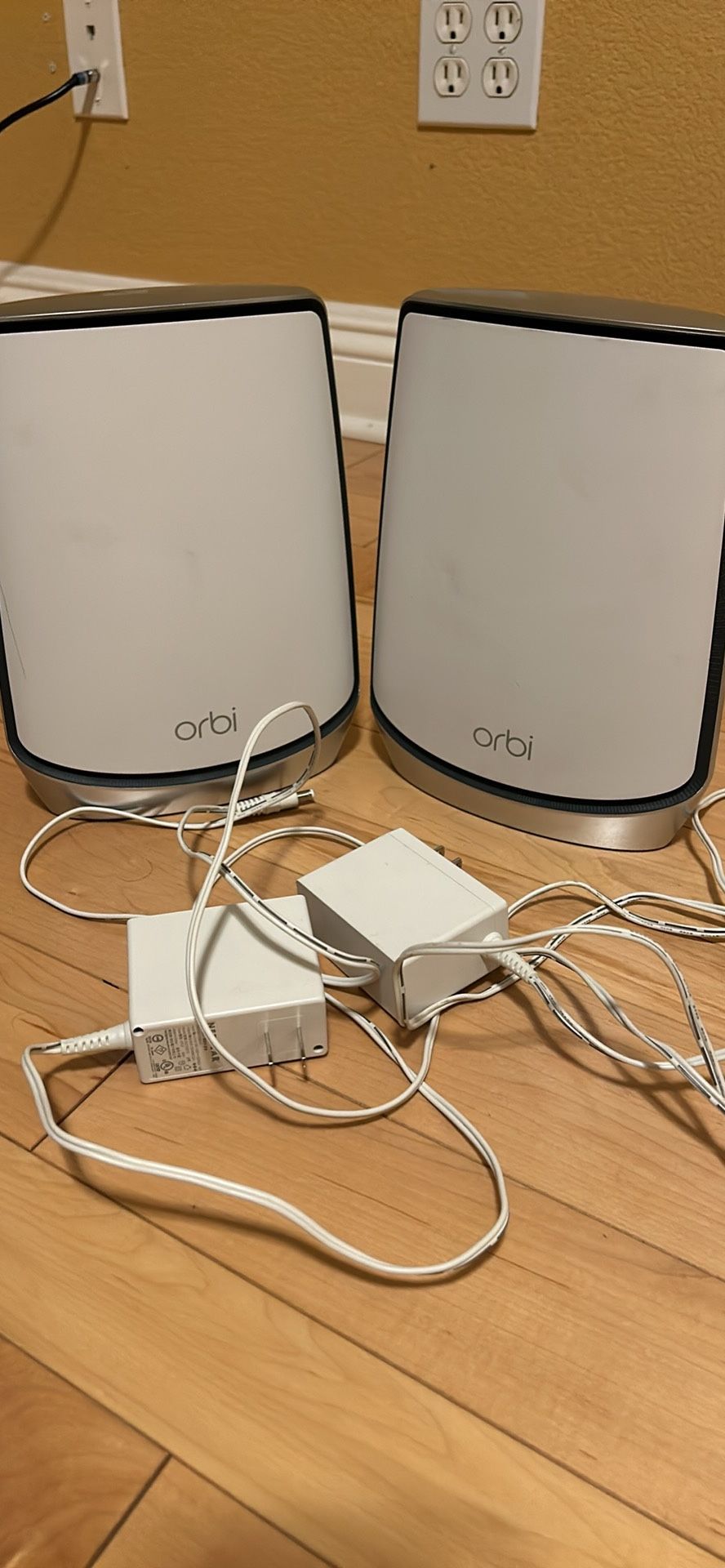 Orbi 852 Wifi 6 Router and satellite
