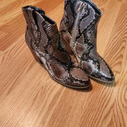 New Womens Size 7 Boots