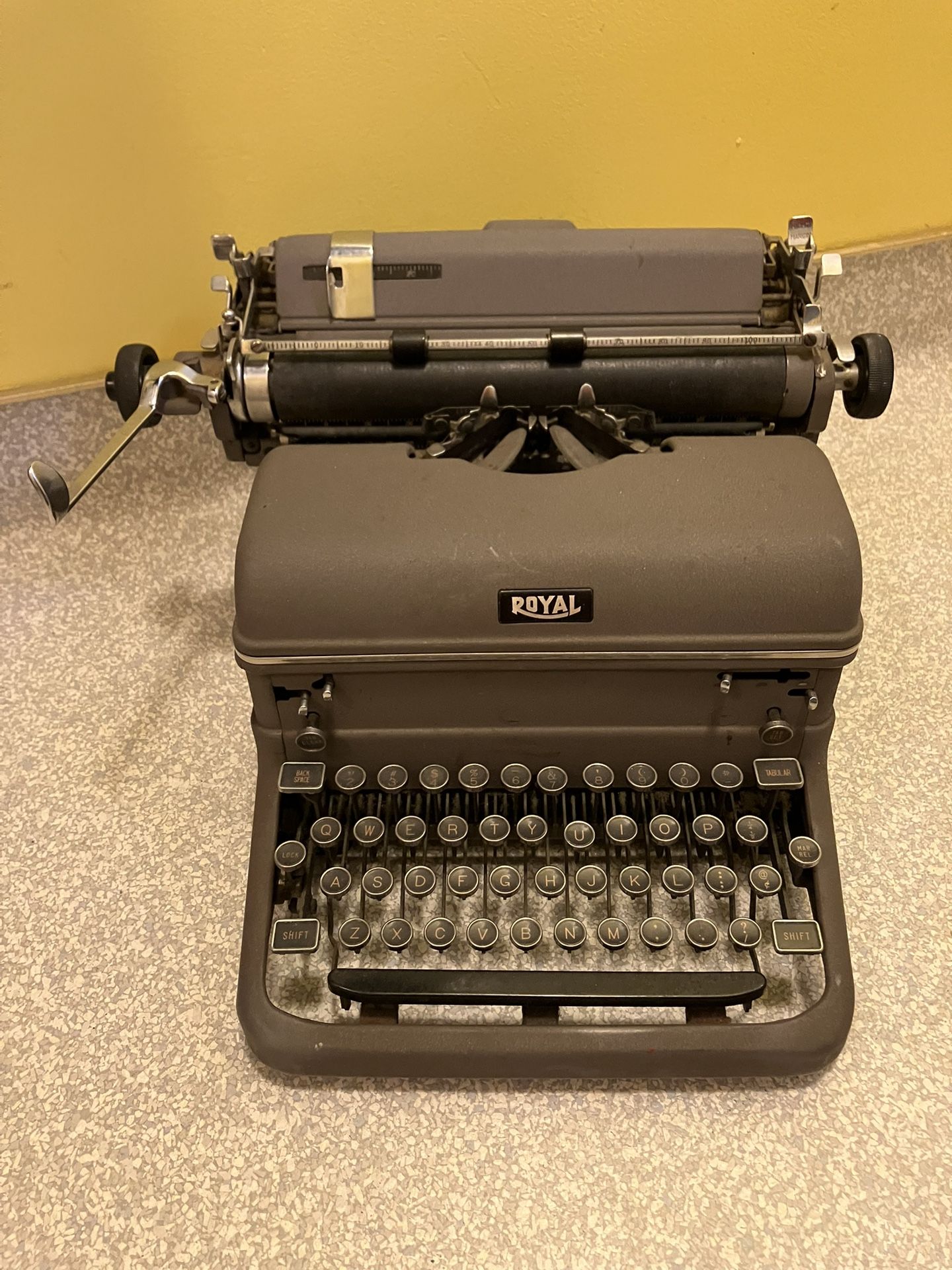 Vintage Working ROYAL Typewriter (1940’s)