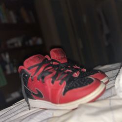 Air Jordan 1 Mid Reverse Breads