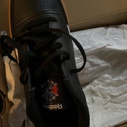 New Size 7 Reebok 