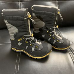 Keen Youth Boots (size 4)