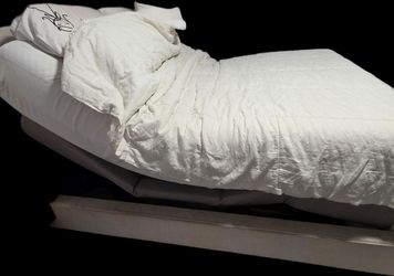 Tempur-pedic queen mattress with base