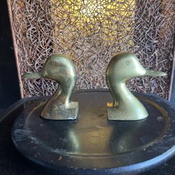 Vintage Virginia Metalcrafters Solid Brass Duck-Head Bookends – Mid-Century Modern, 6″  Description: Pair of heavy, solid brass duck-head bookends mad