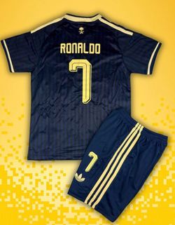 Ronaldo kids sizes 22,24,26,28 set Al-Nassr soccer kit includes a yellow jersey and navy blue shorts. The jersey has the name CRISTIANO 'RONALDO' and